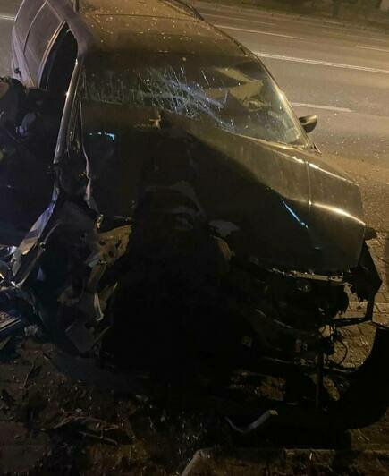 Очевидцы: на Невского легковушка вылетела на тротуар и разбилась о дерево (фото) - Новости Калининграда | Фото: очевидец