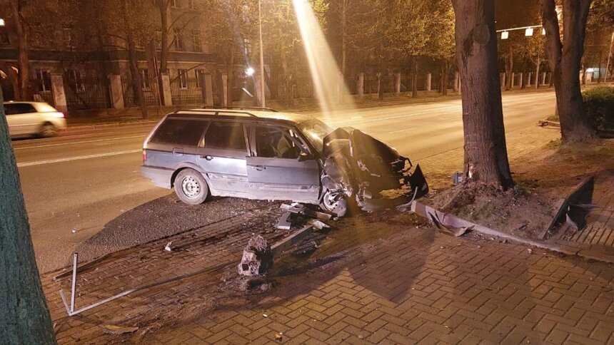Водитель отвлёкся от дороги, разговаривая с пассажиром: на Невского легковушка врезалась в дерево - Новости Калининграда | Фото: пресс-служба регионального УМВД