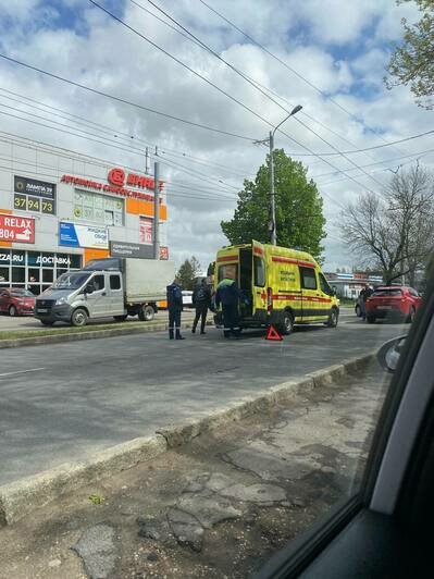 Очевидцы: из-за аварии на Дзержинского поток машин хлынул по тротуару (фото) - Новости Калининграда | Фото: очевидец