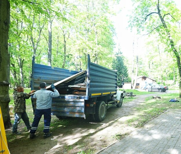 Тренажёры на траве и люди в форме: в Центральном парке разбирают помещение фитнес-клуба (фото, видео) - Новости Калининграда | Фото: Александр Подгорчук / «Клопс»