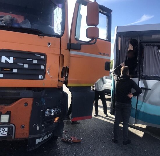 В ДТП на выезде из Калининграда пострадала пассажирка автобуса - Новости Калининграда | Фото: Сообщество автомобилистов Калининграда и области «ВКонтакте»