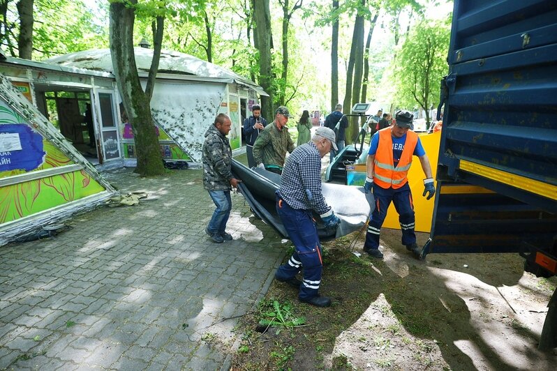 Тренажёры на траве и люди в форме: в Центральном парке разбирают помещение фитнес-клуба (фото, видео) - Новости Калининграда | Фото: Александр Подгорчук / «Клопс»