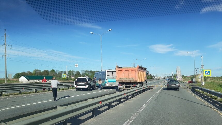 На выезде из Калининграда столкнулись пассажирский автобус и песковоз - Новости Калининграда | Фото:  Сообщество автомобилистов Калининграда и области «ВКонтакте»