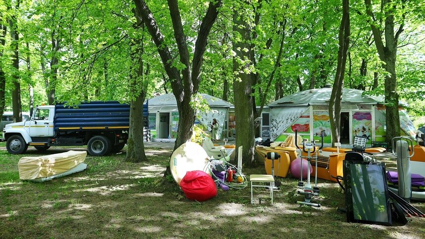 Тренажёры на траве и люди в форме: в Центральном парке разбирают помещение фитнес-клуба (фото, видео) - Новости Калининграда | Фото: Александр Подгорчук / «Клопс»