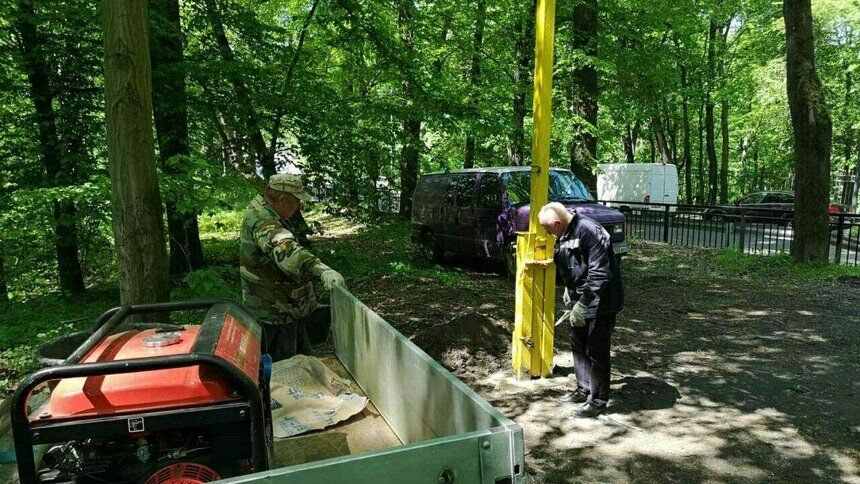 Чтобы водители не парковались: в парке на Донского установили шлагбаум (фото) - Новости Калининграда | Фото: пресс-служба администрации Калининграда