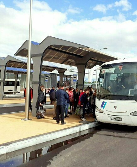 Люди мечутся по лужам в поисках нужного автобуса: как устроен новый автовокзал в Гусеве (видео) - Новости Калининграда | Фото: Михаил Лаврускайтис