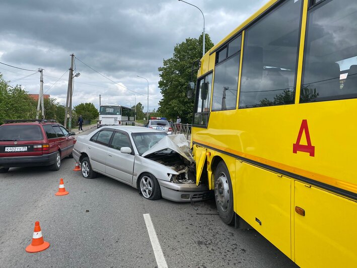 Toyota наехала на бордюр и вылетела на встречку: подробности ДТП со школьным автобусом в Нивенском - Новости Калининграда | Фото: пресс-служба УМВД России по Калининградской области