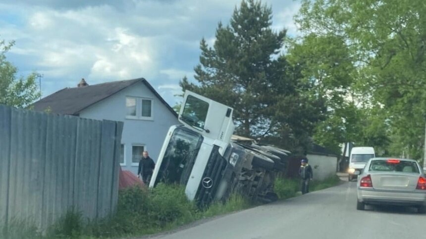 В Калининграде на Окружной песковоз снёс забор и опрокинулся во двор дома - Новости Калининграда | Фото: «Сообщество автомобилистов Калининграда и области» «ВКонтакте»