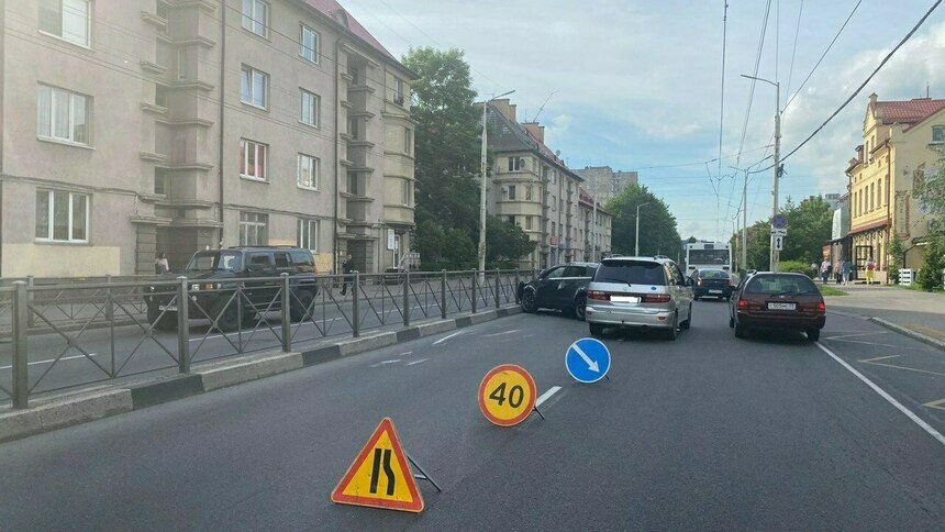 На Горького легковушка попала в ДТП и отлетела в отбойник, пытаясь объехать автобус на остановке - Новости Калининграда | Фото: пресс-служба УМВД России по Калининградской области