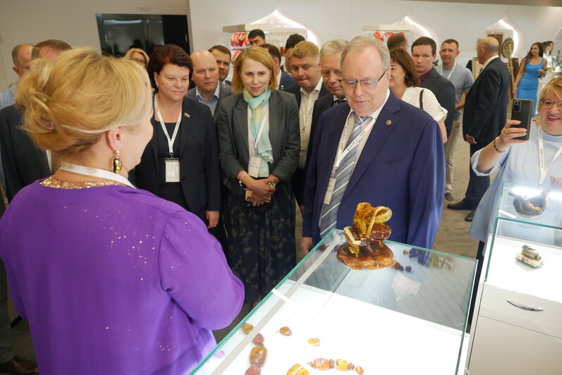 Браслет, колье, резьба по камню: на AmberForum 2022 проходит конкурс мастеров обработки янтаря - Новости Калининграда