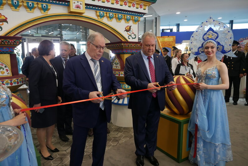 Браслет, колье, резьба по камню: на AmberForum 2022 проходит конкурс мастеров обработки янтаря - Новости Калининграда