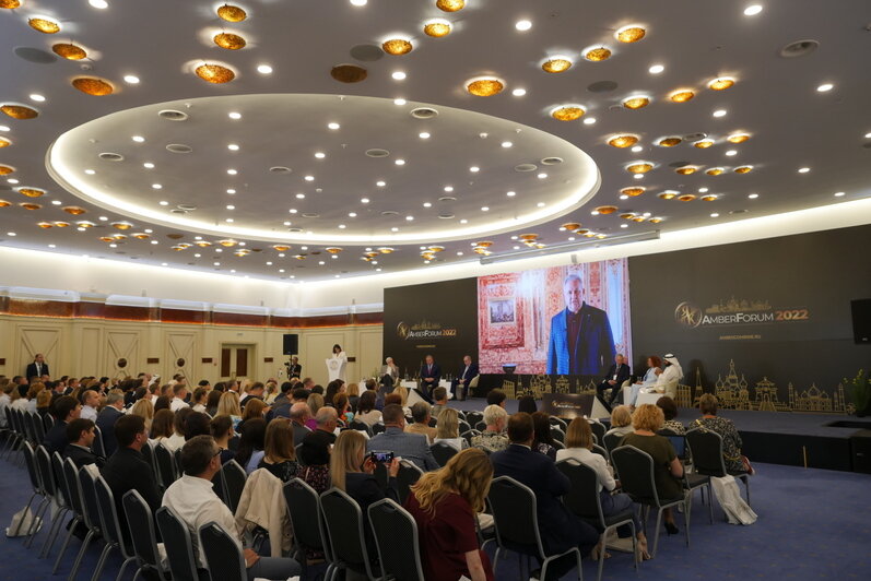 Браслет, колье, резьба по камню: на AmberForum 2022 проходит конкурс мастеров обработки янтаря - Новости Калининграда
