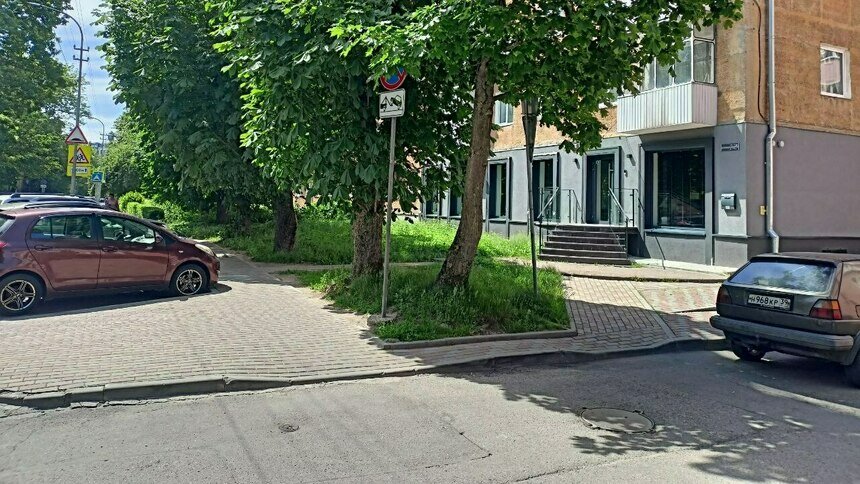 В центре Калининграда вновь эвакуировали машину из-под скрытого деревьями запрещающего знака - Новости Калининграда | Фото: «Клопс»
