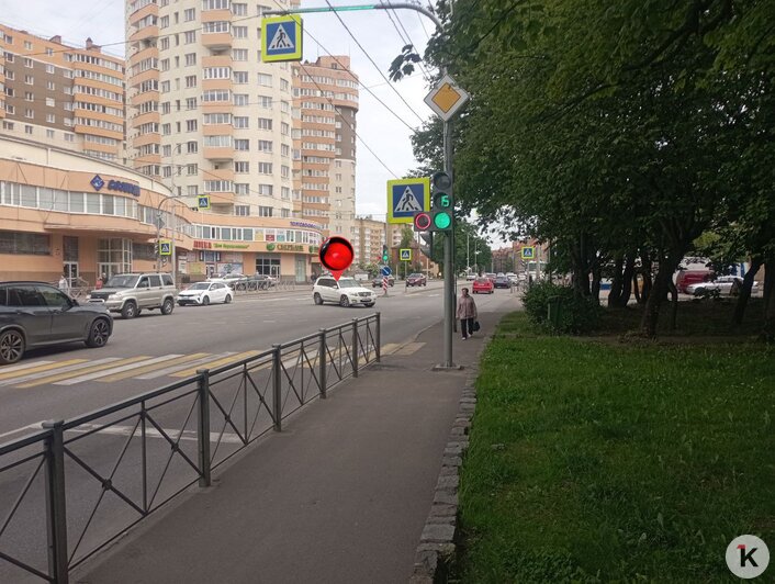 Нарушает каждый второй: на перекрёстке Гагарина и Куйбышева на светофорах появились дополнительные секции - Новости Калининграда | Фото: «Клопс»