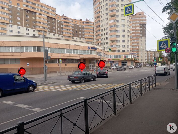 Нарушает каждый второй: на перекрёстке Гагарина и Куйбышева на светофорах появились дополнительные секции - Новости Калининграда | Фото: «Клопс»