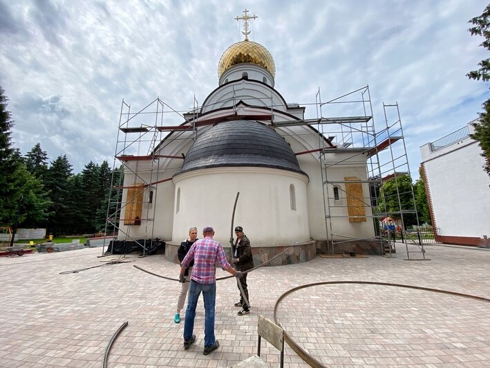 Рабочие Анатолий и Алексей готовы поручиться за коллег | Фото: Александр Подгорчук / «Клопс» 