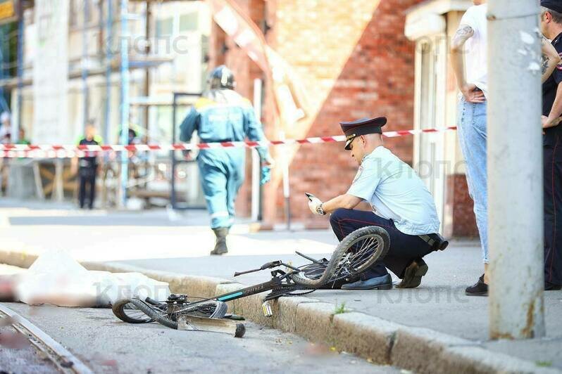 «Секунды две буквально всё происходило»: репортаж с Киевской, где велосипедист погиб под колёсами грузовика - Новости Калининграда | Фото: Александр Подгорчук / «Клопс»