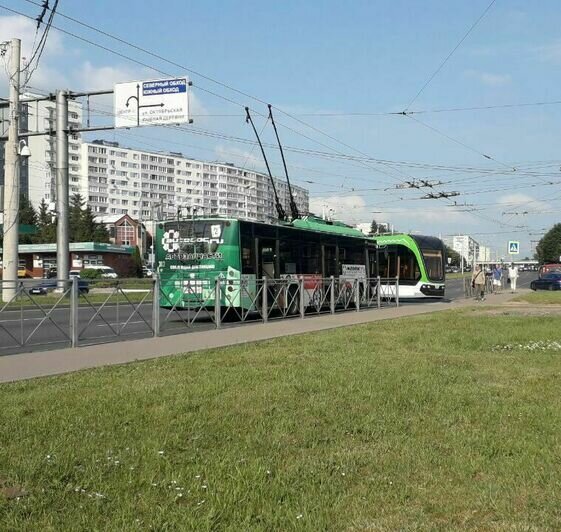  Очевидцы: на Московском проспекте сошёл с рельсов трамвай «Корсар» - Новости Калининграда | Фото: Дмитрий Матяж