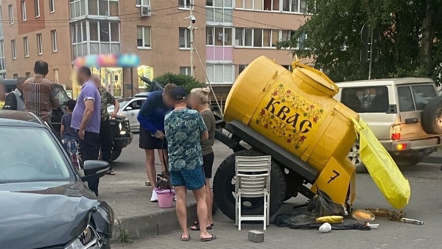 В Калининграде на Кошевого автомобиль протаранил бочку с квасом, продавщица получила травмы - Новости Калининграда | Фото: страница «Сообщество автомобилистов Калининграда и области» «ВКонтакте»