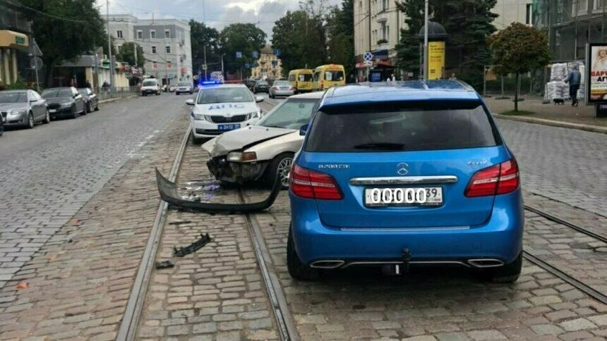 В Калининграде на проспекте Мира столкнулись Mercedes и Mazda - Новости Калининграда | Фото: пресс-служба региональной Госавтоинспекции