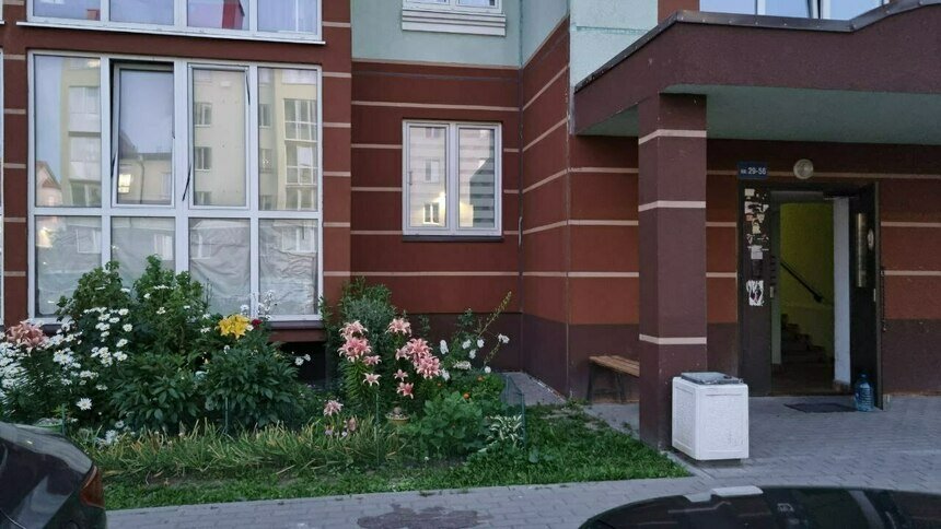 Дом и окна квартиры, где жил мужчина | Фото: ПСО «Запад»