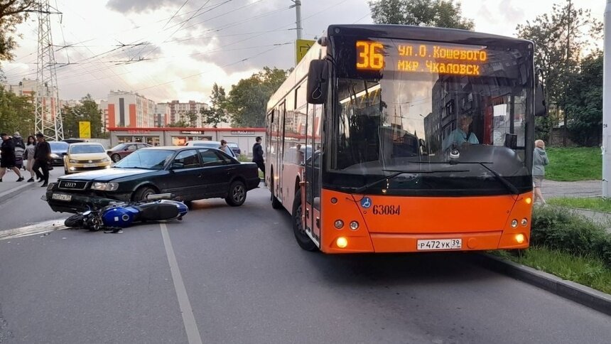 В Калининграде на улице Инженерной легковушка сбила мотоциклиста  - Новости Калининграда | Фото: очевидец