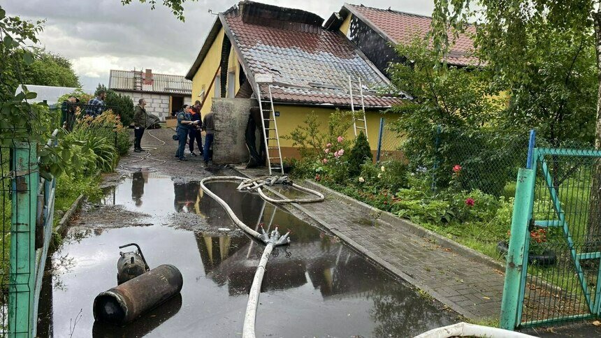 В Луговском от пожара пострадал частный дом и гараж с двумя мотоциклами - Новости Калининграда | Фото: очевидец