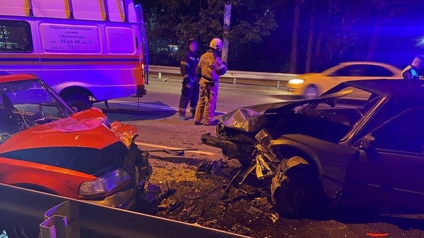 На Киевской ночью врезались BMW и Honda - Новости Калининграда | Фото: «Сообщество автомобилистов Калининграда и области» «ВКонтакте»