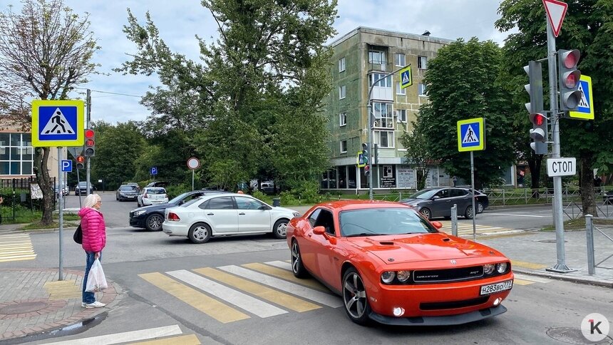 На перекрёстке Пролетарской — Соммера «развели» автомобили и пешеходов (фото) - Новости Калининграда | Фото: Александр Подгорчук / «Клопс»