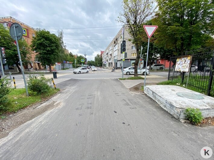 На перекрёстке Пролетарской — Соммера «развели» автомобили и пешеходов (фото) - Новости Калининграда | Фото: Александр Подгорчук / «Клопс»