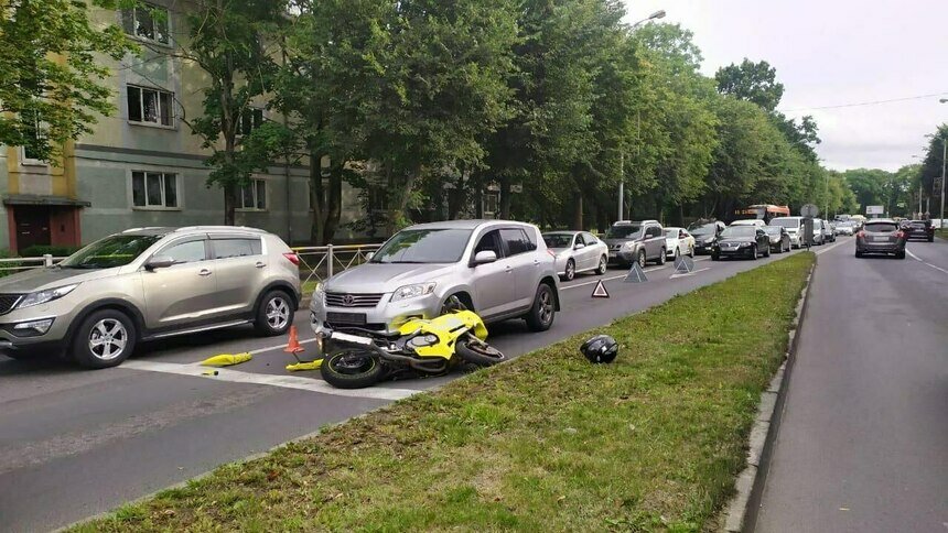 Врезался в два авто: подробности ДТП на Невского с убегавшим от полиции мотоциклистом - Новости Калининграда | Фото: пресс-служба регионального УМВД