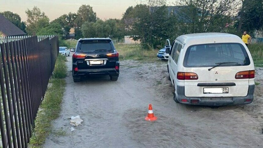 В Балтийске Lexus сбил мужчину, который цеплял буксировочный трос к своей машине - Новости Калининграда | Фото: пресс-служба регионального УМВД