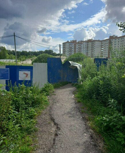 В Космодемьянском перегородили единственную дорожку к поликлинике, построенную местными за свои деньги - Новости Калининграда | Фото читателя