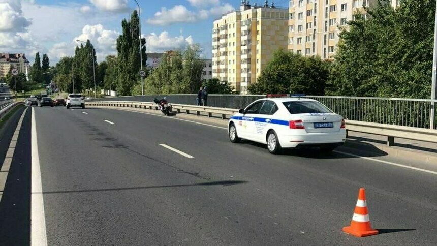 В Калининграде мотоциклист со стажем вождения в 21 год не справился с управлением и перевернулся - Новости Калининграда | Фото: пресс-служба регионального УМВД