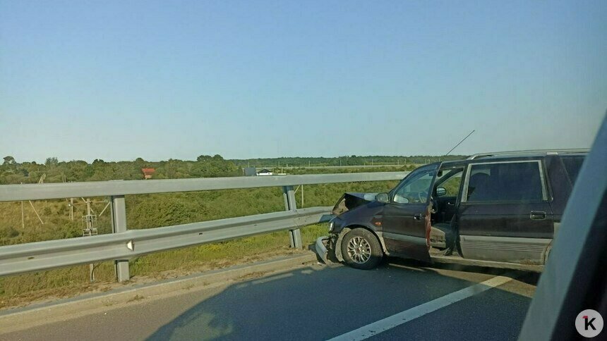 После поворота на Храброво легковушка врезалась в отбойник - Новости Калининграда | Фото очевидцев