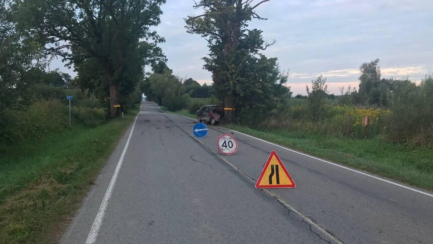Нёсся на высокой скорости: в Гусевском районе Mercedes врезался в дерево, скончался пассажир - Новости Калининграда | Фото: пресс-служба регионального УМВД