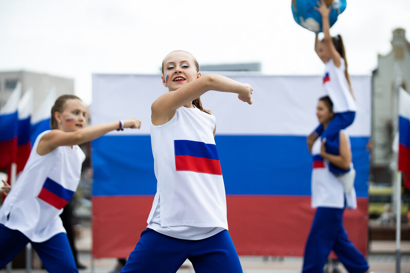 В центре Калининграда прошёл флешмоб в честь Дня государственного флага РФ (фоторепортаж)   - Новости Калининграда | Фото: Александр Подгорчук / «Клопс»