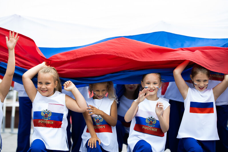 В центре Калининграда прошёл флешмоб в честь Дня государственного флага РФ (фоторепортаж)   - Новости Калининграда | Фото: Александр Подгорчук / «Клопс»