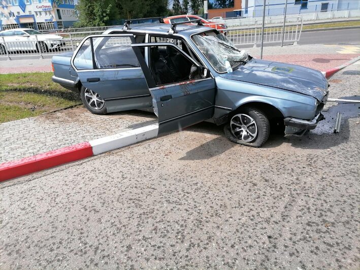 Легковушка врезалась в забор: в Калининграде спустя год возбудили дело после ДТП, в котором пострадал пассажир - Новости Калининграда | Фото: пресс-служба регионального УМВД