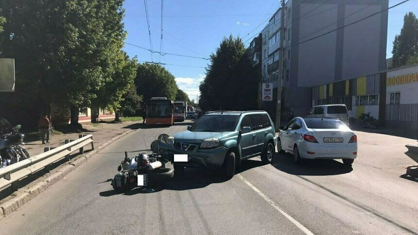 На Дзержинского выезжавший с парковки внедорожник сбил мотоциклиста - Новости Калининграда | Фото: пресс-служба регионального УМВД