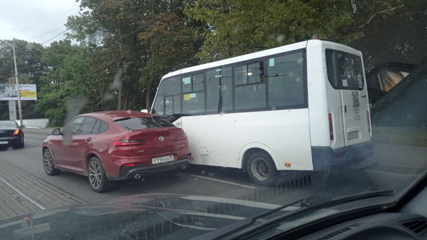 Два ДТП, одно из них — с маршруткой: Черняховского днём в пятницу встала в пробке - Новости Калининграда | Фото: очевидец