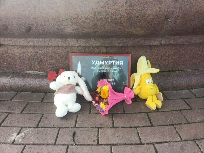 Калининградцы несут на площадь Победы цветы в память о погибших в ижевской школе (фото) - Новости Калининграда