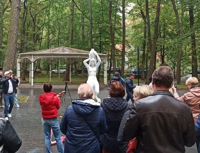 В Лиственничном сквере в Светлогорске установили новые скульптуры сфинксов (фото) - Новости Калининграда | Фото: администрация Светлогорского городского округа