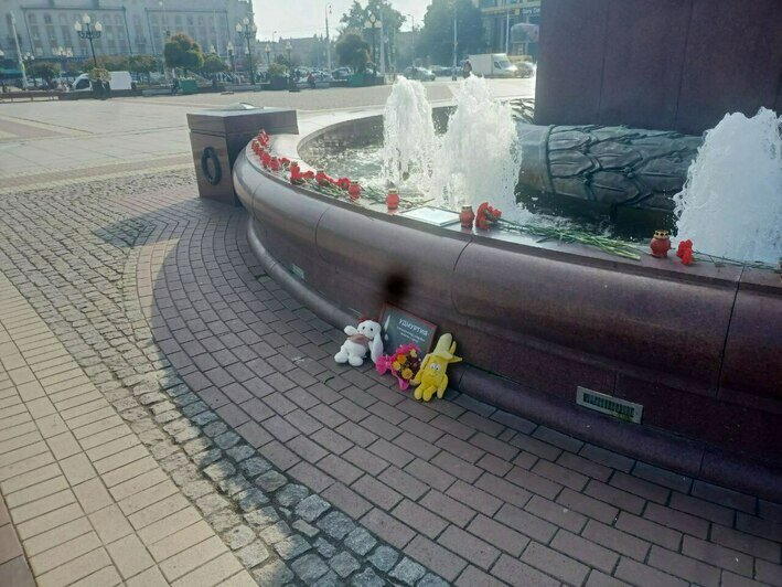 Калининградцы несут на площадь Победы цветы в память о погибших в ижевской школе (фото) - Новости Калининграда