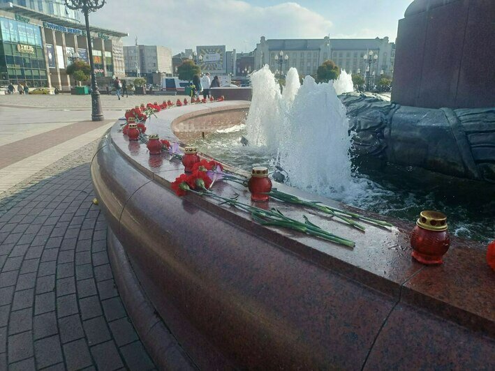 Калининградцы несут на площадь Победы цветы в память о погибших в ижевской школе (фото) - Новости Калининграда