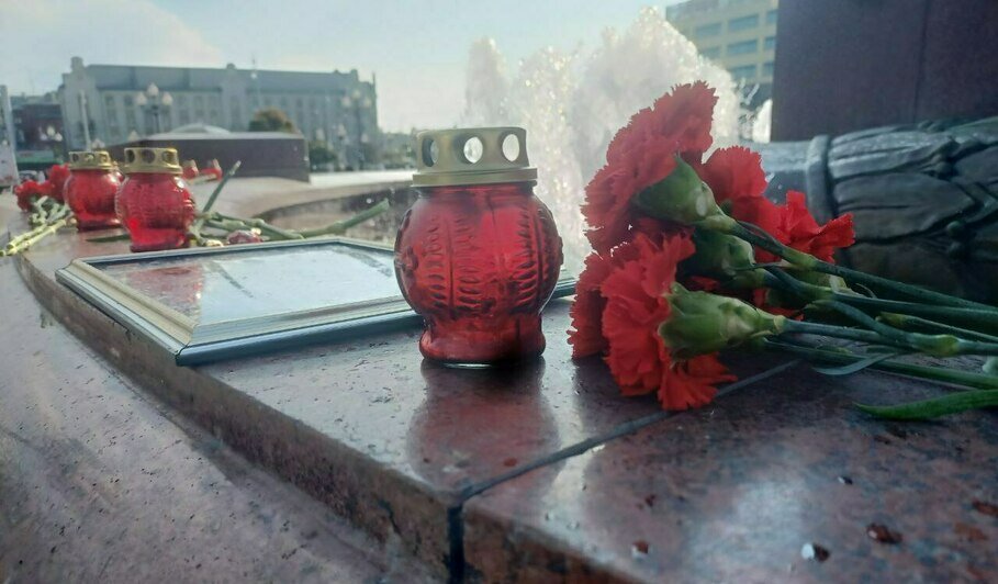 Калининградцы несут на площадь Победы цветы в память о погибших в ижевской школе (фото) - Новости Калининграда