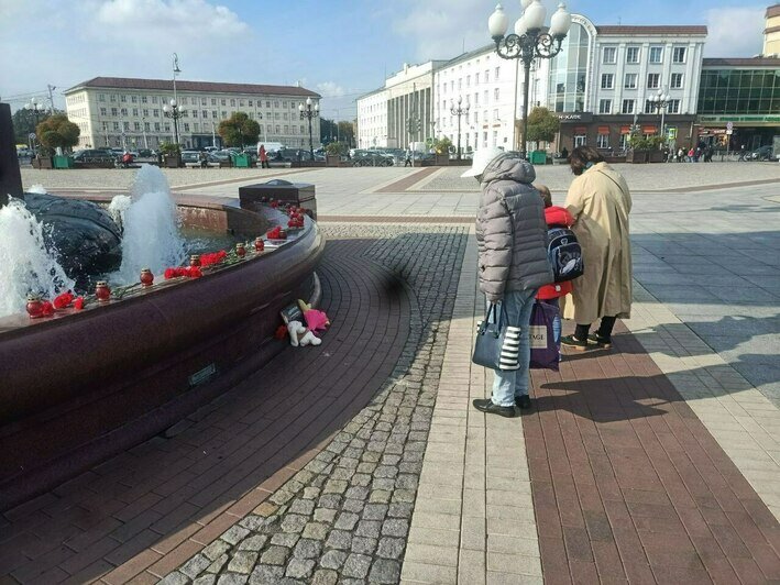 Калининградцы несут на площадь Победы цветы в память о погибших в ижевской школе (фото) - Новости Калининграда