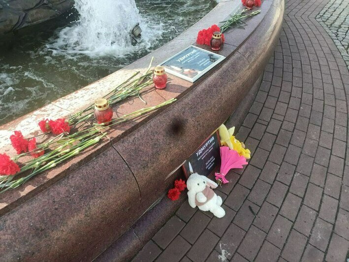 Калининградцы несут на площадь Победы цветы в память о погибших в ижевской школе (фото) - Новости Калининграда
