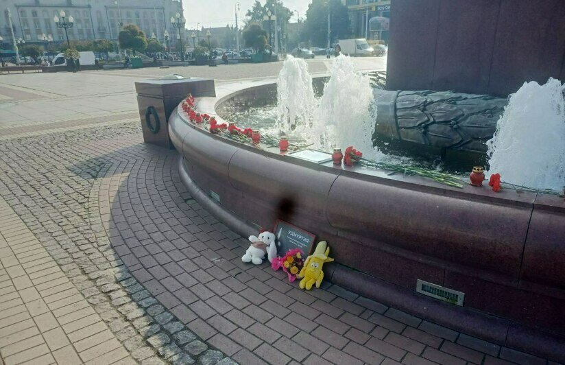 Калининградцы несут на площадь Победы цветы в память о погибших в ижевской школе (фото) - Новости Калининграда