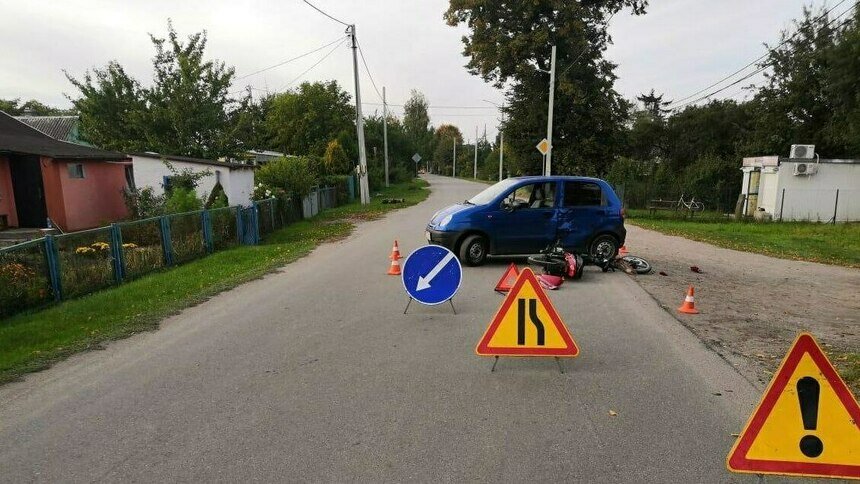 В Мамоново легковушка боком снесла скутер без номеров и прав у водителя - Новости Калининграда | Фото: пресс-служба УМВД России по Калининградской области